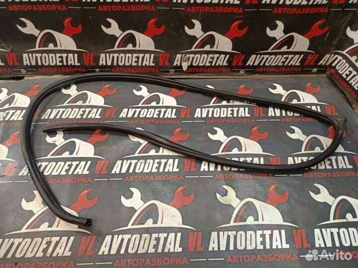 Уплотнительная резинка проема передняя левая Mazda