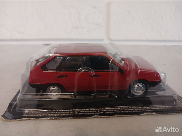 Модель автомобиля Ваз - 2108 Спутник 1/43 2 цвета