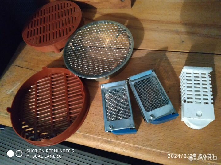 Для пчел дырокол, летки, роевня, катки и пр