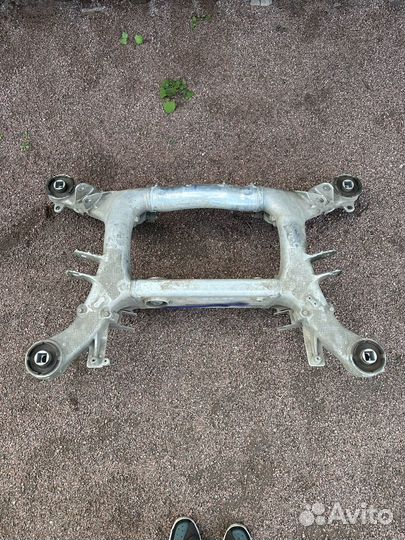 BMW M5 F90 M8 Задний подрамник 33317857057