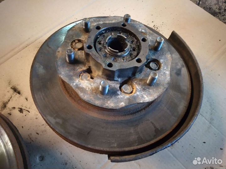 Поворотный кулак Nissan Terrano D21