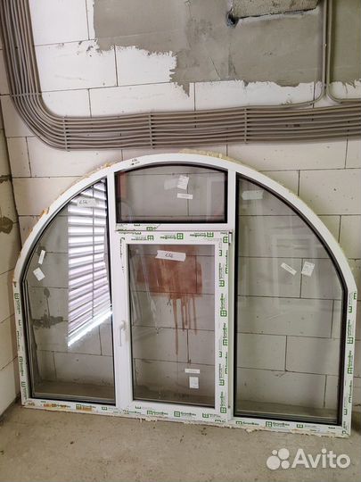 Окно пластиковое арочное бу (161х207)