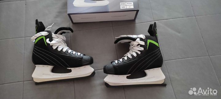 Коньки хоккейные