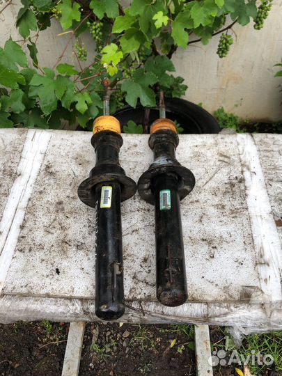 Амортизатор передний Jeep Grand Cherokee 2005