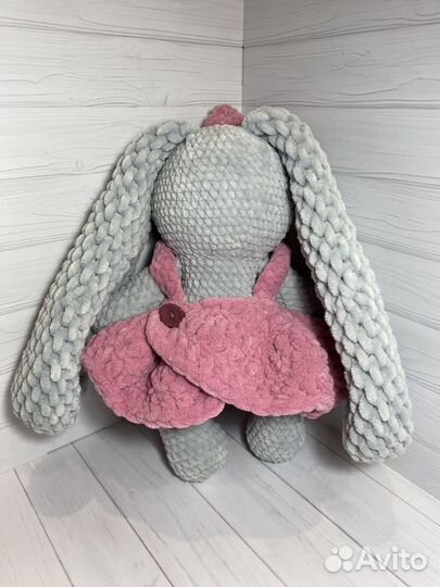 Вязаная игрушка ручной работы зайка амигуруми