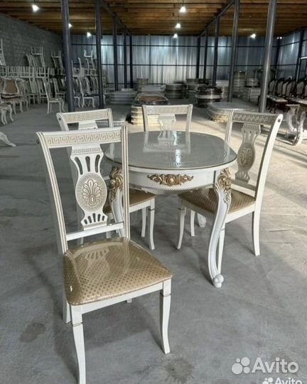 Столы и стулья