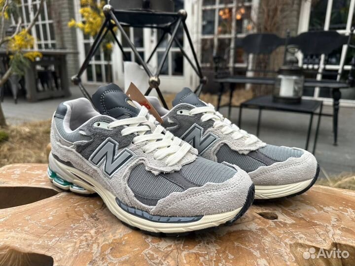 Кроссовки NEW balance 2002r