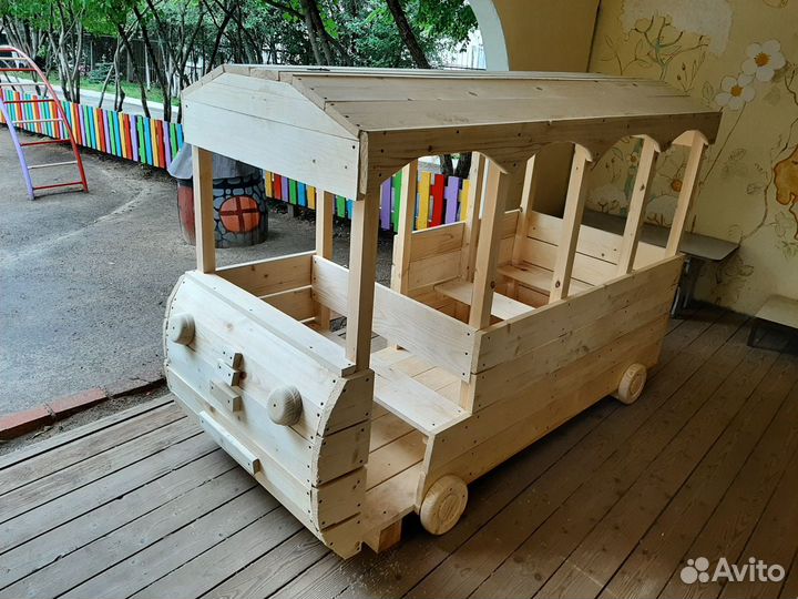 Автобус деревянный для детской площадки