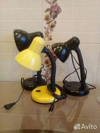 Лампа желтая настольная