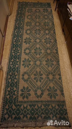 Дорожка из ковра зелёная