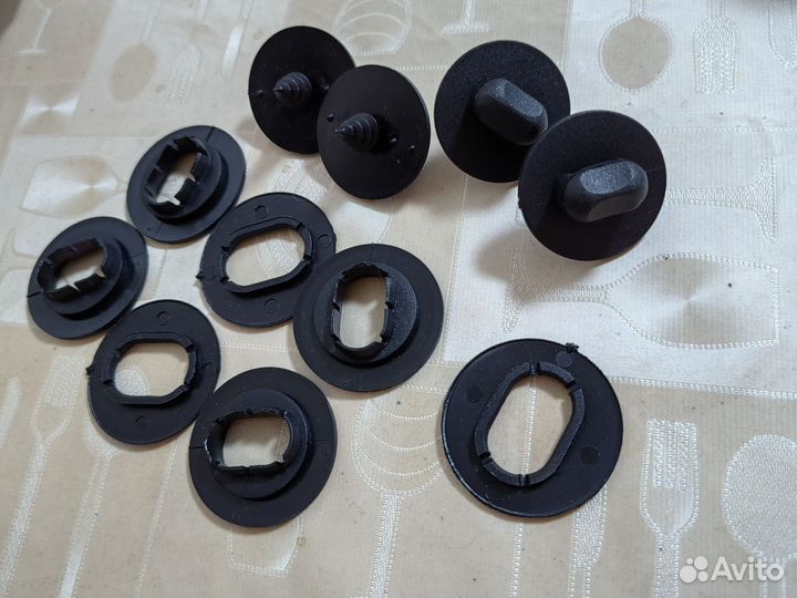 Крепежи для коврика в салон