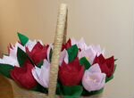Тюльпаны из гофрированной бумаги в корзинке