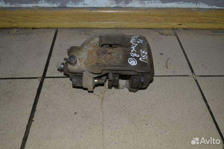Тормозной суппорт передний правый Volkswagen Jetta