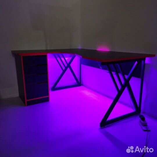 Угловой компьютерный стол с подсветкой