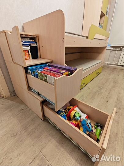 Детская мебель. Кровать, шкаф и лесенка