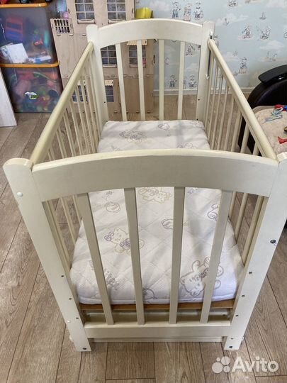 Детская кроватка с маятником и ящиком
