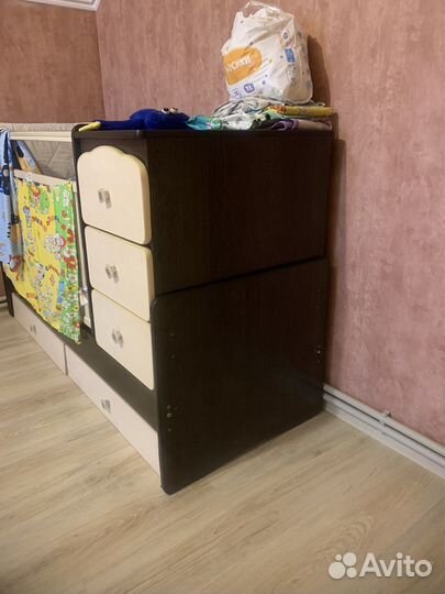 Детская кроватка с маятником