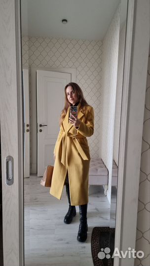 Жёлтое пальто с поясом