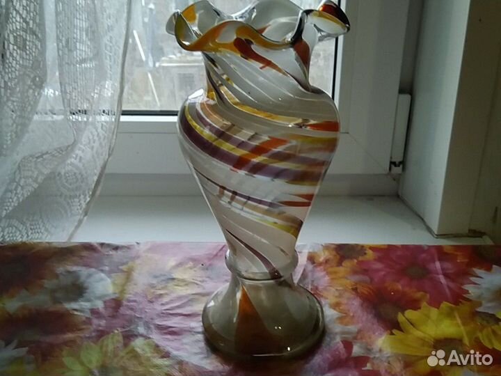 Вазы из молочно-цветного и цветного стекла