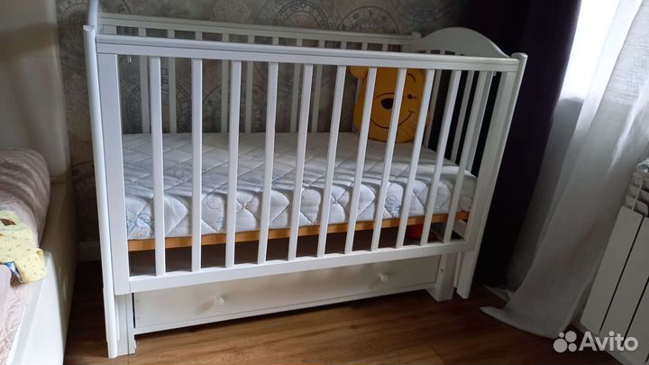 Детская кроватка и пеленальный комод