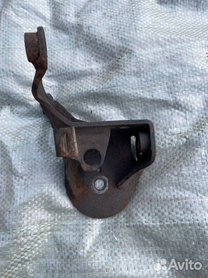 Кронштейн двигателя передний VW Passat B3