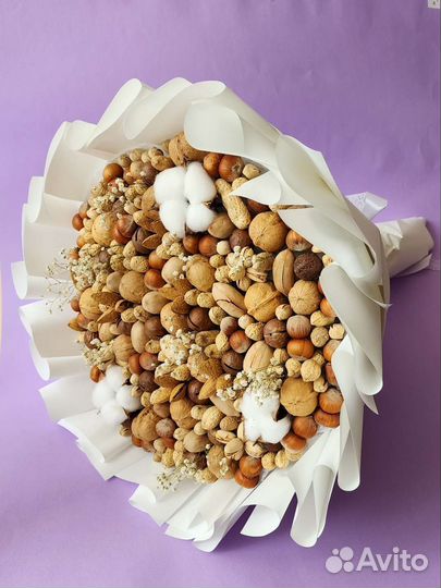 Букет из орехов