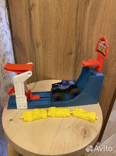 Hot wheels монстр трак