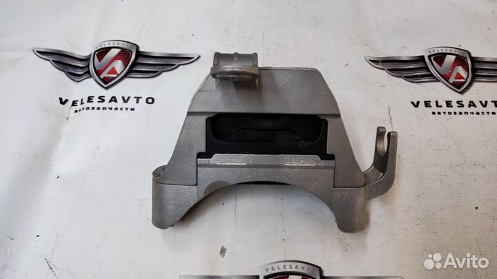 Опора двигателя правая Opel Astra J 2009-2018 год