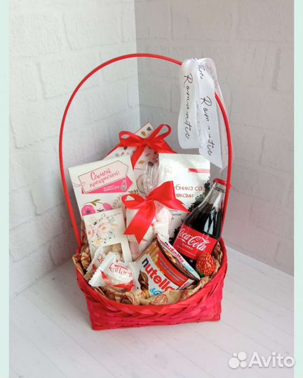 Подарочные наборы в корзине