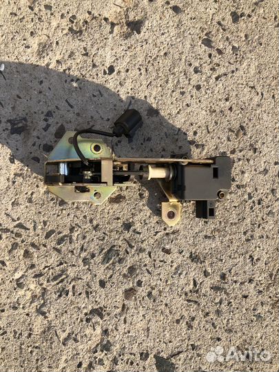 Замок откидного стекла Porsche Cayenne 955 VAG