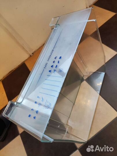 Ящики, полки, ручки холодильника Liebherr