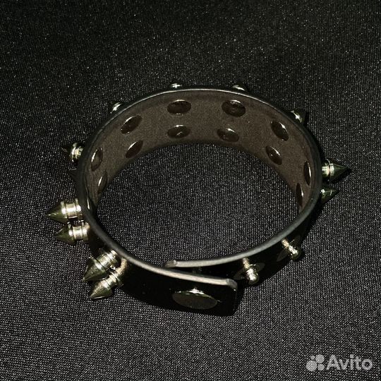 Браслет из эко - кожи с шипами напульсник черный