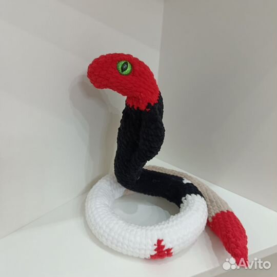 Вязаная змейка ручной работы