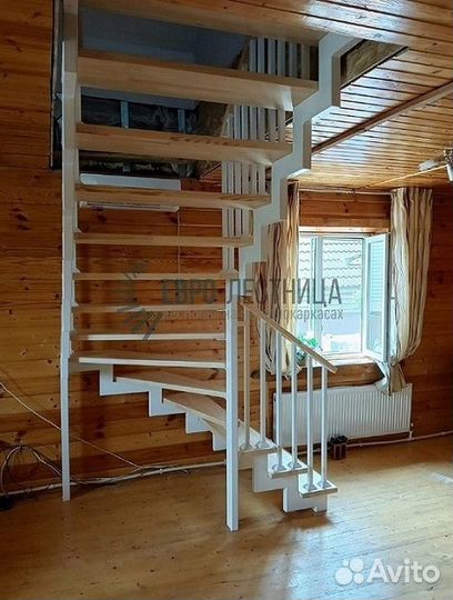 Лестница с перилами и деревянным поручнем