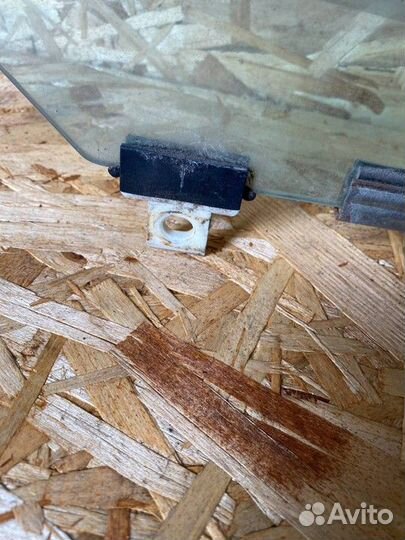 Стекло двери передней правой Toyota Avensis