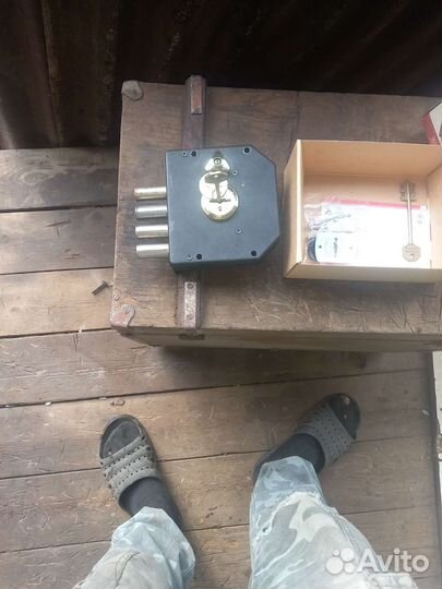 Замок дверной