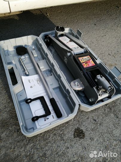 Домкрат подкатной 3т в кейсе