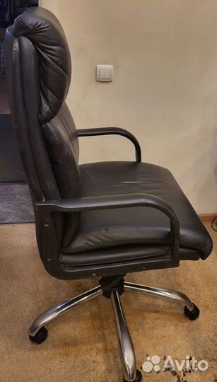 Офисное кожаное кресло бу