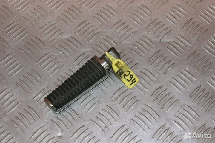 Подножка пассажира левая Suzuki Intruder 400