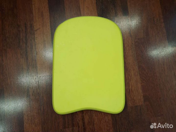 Доска для плавания в бассейне