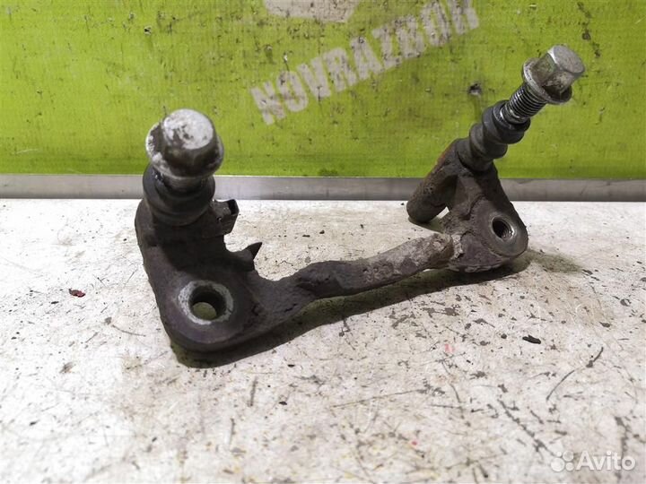 Скоба суппорта заднего Митсубиси Лансер 10