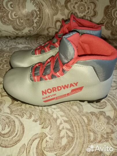 Продам лыжные ботинки