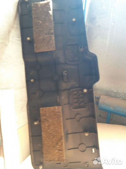 Обшивка задней двери багажника