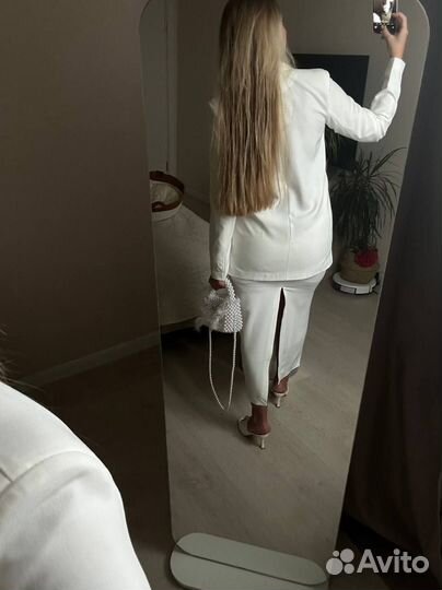 Костюм с юбкой миди и пиджаком белый 42