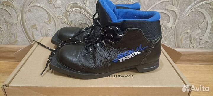 Лыжные ботинки в комплекте с лыжами