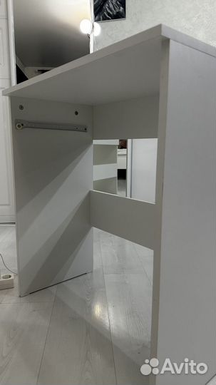 Туалетный столик с зеркалом и подсветкой