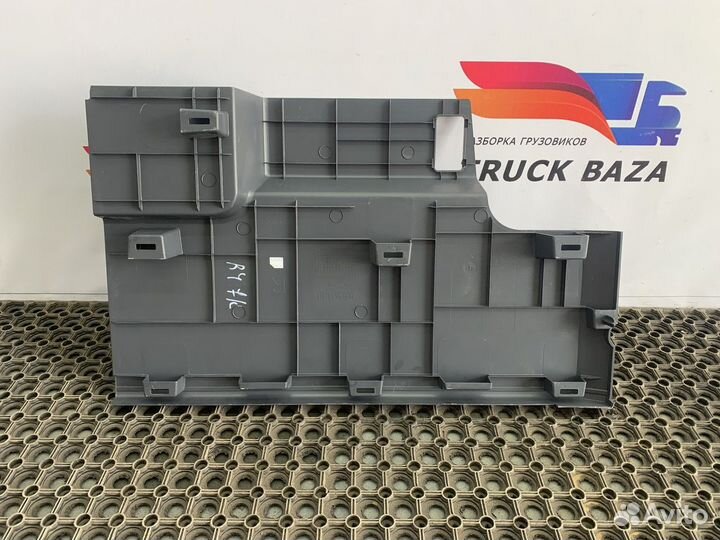 Накладка инструментального ящика правого Renault T