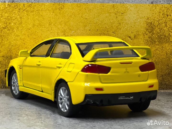 Моделька mitsubishi lancer X 1/36 kinsmart