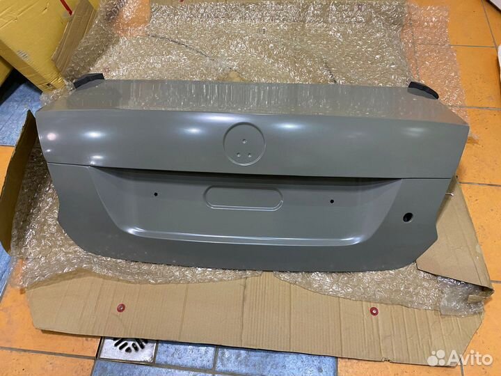 VW Polo Sedan крышка багажника 4D