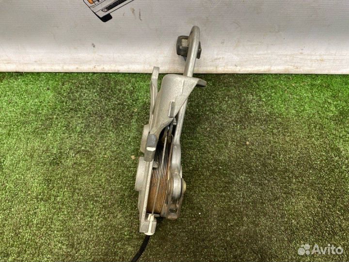 Педаль стояночного тормоза Mercedes-Benz